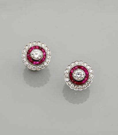 null Round earrings in white gold, 750 MM, set with diamonds totaling 1.50 carat...