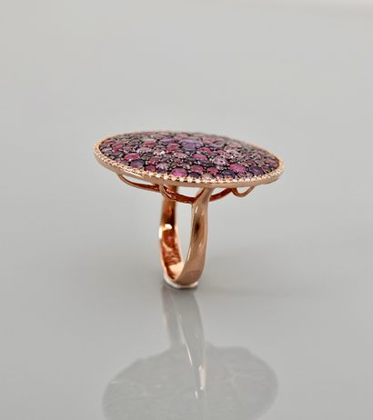 null Ring drawing a pastille of pink gold, 750 MM, covered with a cameo of sapphires...