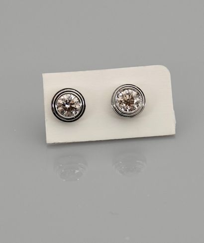 null Earrings in white gold, 750 MM, each set with a diamond weighing 0.30 carat,...