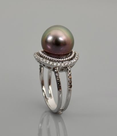 null White gold ring, 750 MM, set with a Tahitian cultured pearl, diameter 11 mm,...