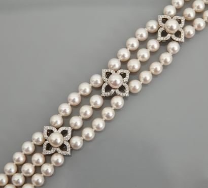 null Bracelet in white gold, 750 MM, formed by three rows of cultured pearls Akoya...