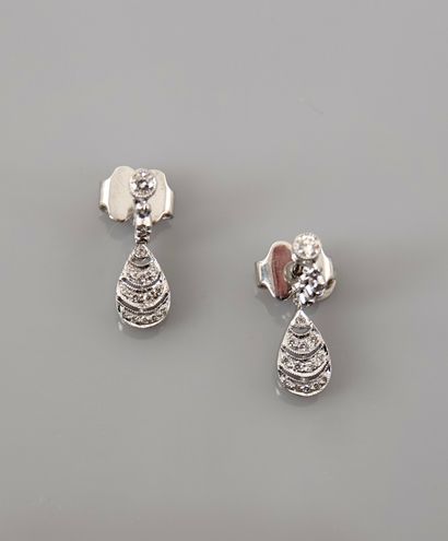 null Small earrings in white gold, 750 MM, forming a drop of diamonds bearing a pear-shaped...