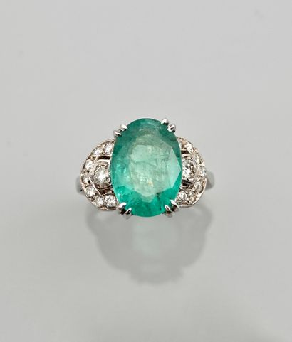 null White gold ring, 750 MM, set with an oval emerald weighing 4.50 carats between...
