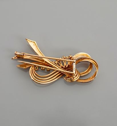 null Ribbon brooch in yellow gold, 750 MM, set with five diamonds and four emeralds,...