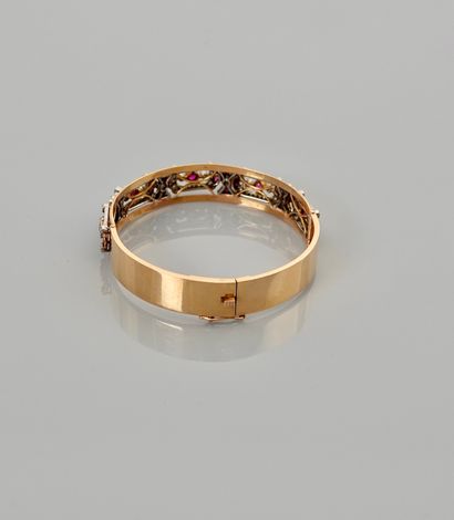null Rigid opening bracelet in yellow gold, 750 MM, centered with rubies 1 carat...
