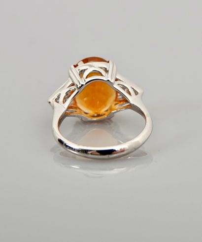 null Ring in white gold, 750 MM, set with an oval fire opal weighing 3.50 carats...