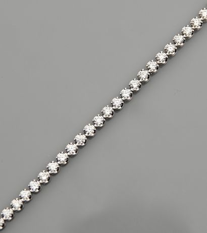 null Bracelet line in white gold, 750 MM, underlined by 49 diamonds total 3 carats...