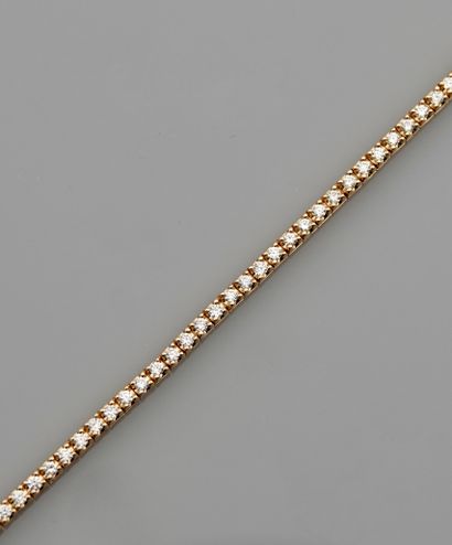 null Bracelet ligne souple en or jaune, 750 MM, souligné de 90 diamants total 1 carat...