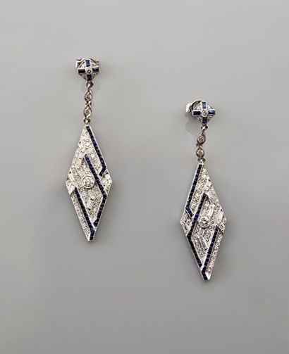 null White gold earrings, 750 MM, each formed of a pattern covered with calibrated...