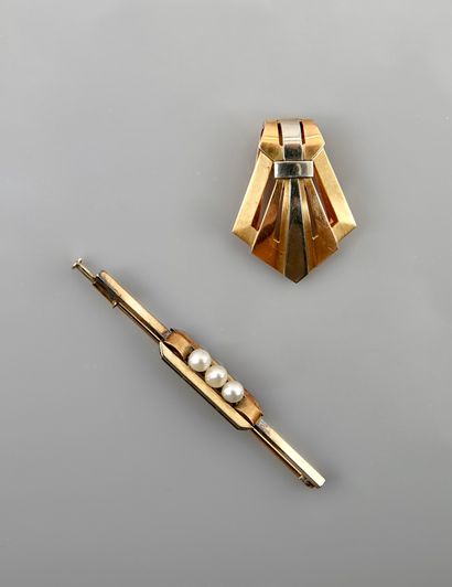 null Two gold lapel clip and brooch barrette in gold, 750 MM, centered with three...