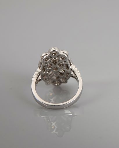 null Oval ring in white gold, 750 MM, drawing a lace covered with diamonds between...