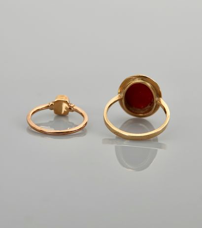 null Two yellow gold rings, 750 MM, one with coral and the other with a green stone,...