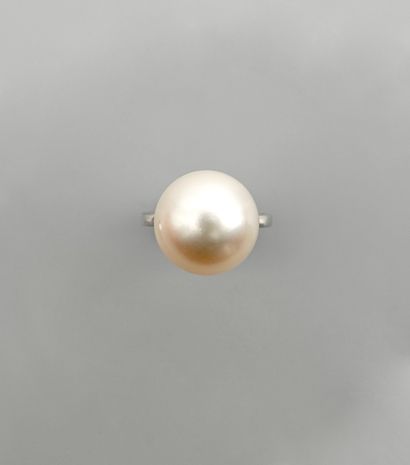 
Bague en or gris, 750 MM, ornée d'une perle...