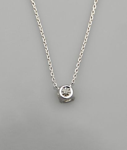 null Collier en or gris, 750 MM, centré d'un diamant pesant 0,73 carat ourlé de diamants,...