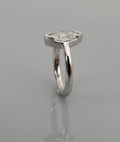 null Bague solitaire en or gris, 750 MM, ornée d'un diamant taille navette pesant...