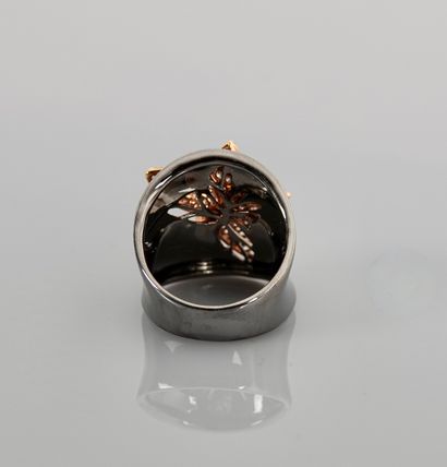 null Blackened gold ring, 750 MM, adorned with a yellow gold butterfly covered with...