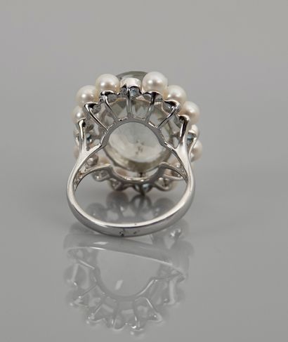 null White gold ring, 750 MM, set with an oval green amethyst weighing about 12 carats...