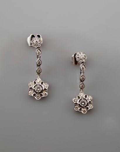 null Earrings in white gold, 750 MM, adorned with diamonds bearing a diamond floret...