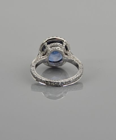 null White gold ring, 750 MM, set with a sapphire weighing 7.45 carats hemmed with...