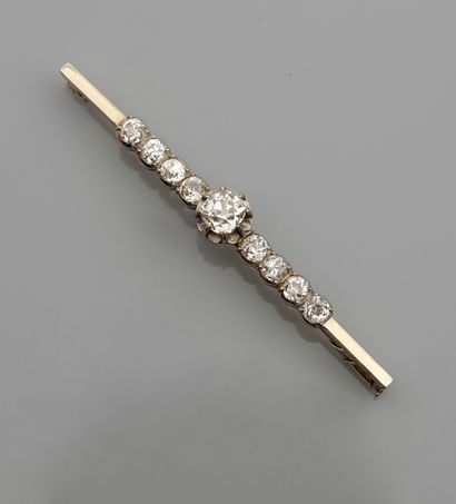 null Barrette brooch in , 750 MM, centered with eight diamonds on either side of...