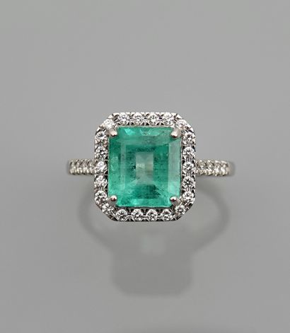 null White gold ring, 750 MM, set with a cut emerald weighing 3.06 carats originating...