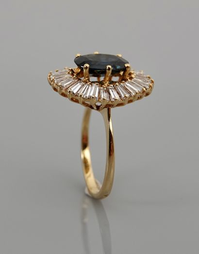 null Yellow gold ring, 750 MM, centered with an oval sapphire weighing 4 carats approximately...