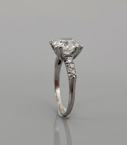 null Bague solitaire en or gris 750MM et, platine 900 MM, ornée d'un diamant rond...
