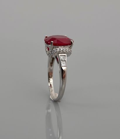 null White gold ring, 750 MM, set with a treated ruby weighing 4.74 carats, with...