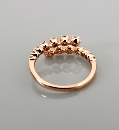 null Yellow gold ring, 750 MM, drawing two strands of diamonds total 0.60 carat,...