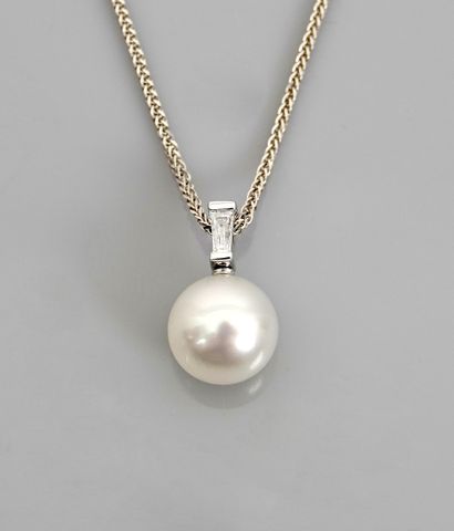null Chain and pendant in white gold, 750 MM, adorned with a round South Sea pearl...