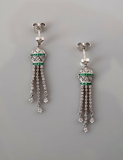 null White gold Pompon earrings, 750 MM, set with calibrated emeralds and diamonds...