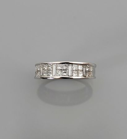 null Demi alliance en or gris, 750 MM, centrée de diamants taille baguette, princesse...