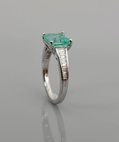 null White gold ring, 750 MM, centered on a square emerald with cut sides weighing...