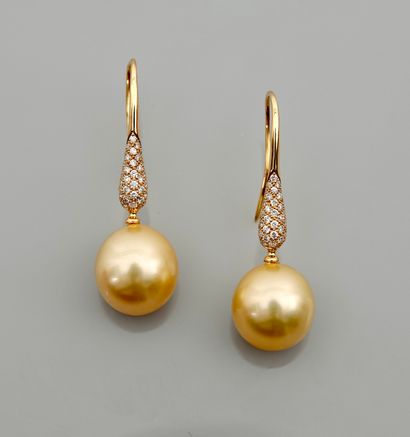 null Yellow gold earrings, 750 MM, each adorned with a South Sea Gold piriform cultured...