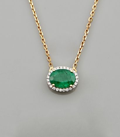 null Yellow gold necklace, 750 MM, centered on an oval emerald weighing 1.15 carats...