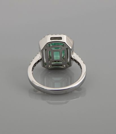 null Ring drawing a tray with cut sides in white gold, 750 MM, centered on an emerald...
