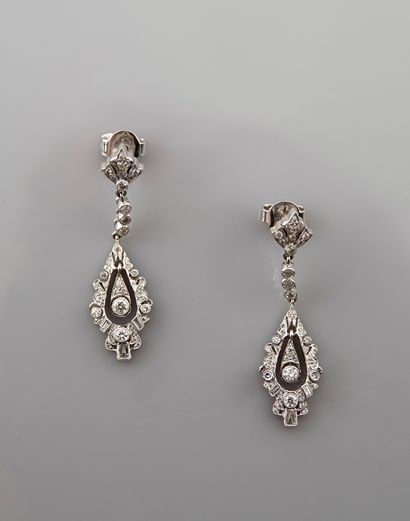 null Earrings in white gold, 750 MM, identically covered with diamonds including...