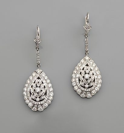 null Pendants d'oreilles en or gris, 750 MM, ornés de diamants portant un motif piriforme...