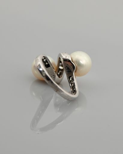 null Ring in white gold, 750 MM, set with two cultured pearls in a long band of diamonds...