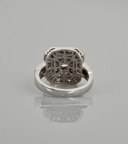 null Ring figuring a white gold tray, 750 MM, covered with baguette and round diamonds...
