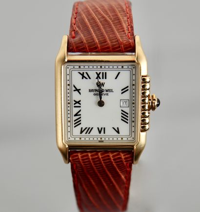 null Raymond Weil

Gold plated tank style town watch with quartz movement.

- Gold-plated...