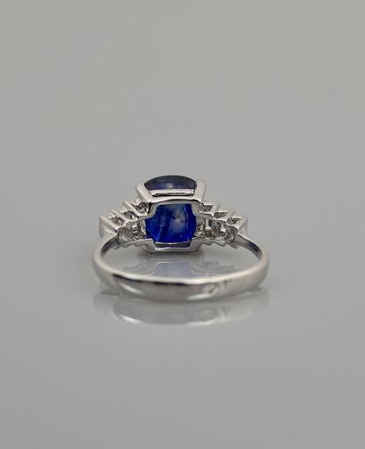 null White gold ring, 750 MM, set with a Ceylon sapphire weighing 3 carats, with...