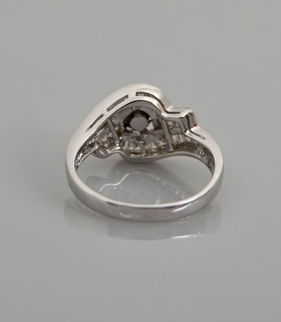 null Ring in white gold, 750 MM, centered with a round diamond in a setting covered...