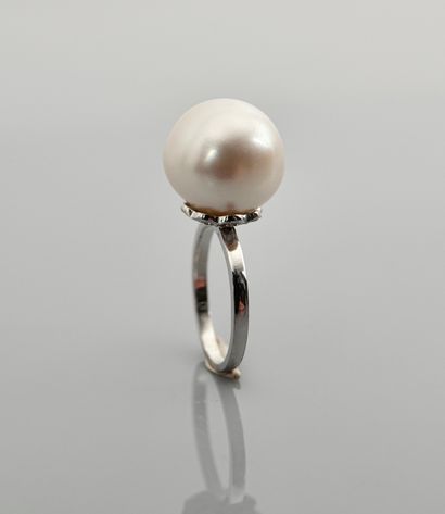 null 
Bague en or gris, 750 MM, ornée d'une perle de culture, corbeille diamantée,...