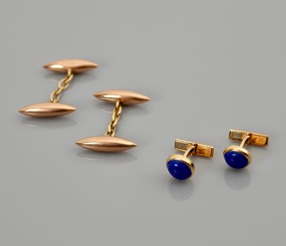 null Lot: Two pairs of yellow gold cufflinks, 750 MM, one with cabochon lapislazulis,...