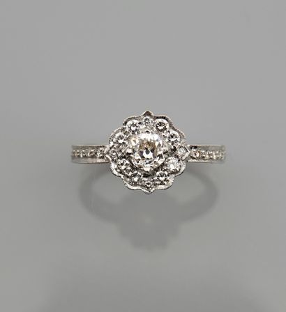 null Fleurette ring in white gold, 750 MM, covered with diamonds center 0.51 carat...