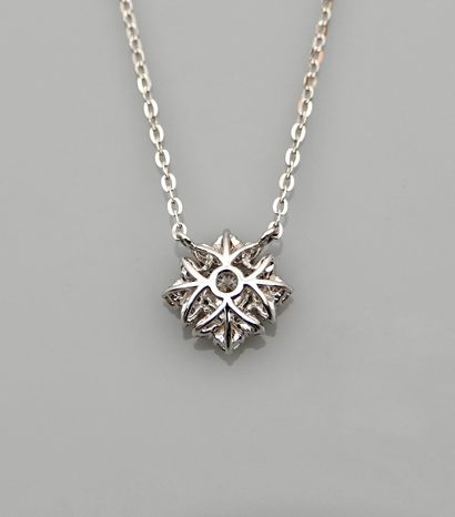 null Collier en or gris, 750 MM, centré d'un motif orné de diamants, fermoir mousqueton,...