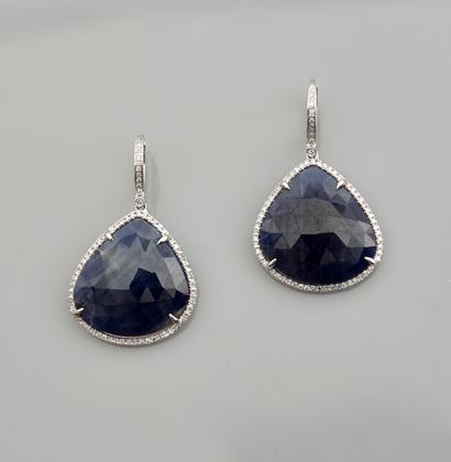 null White gold earrings, 750 MM, each adorned with diamonds bearing a natural sapphire...