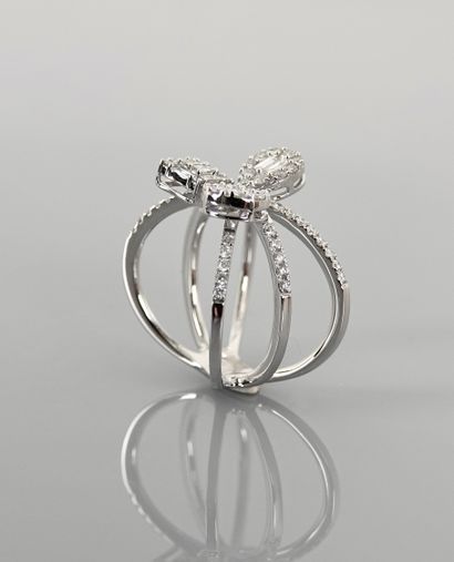 null Ring drawing three strands of white gold, 750 MM, adorned with diamonds centered...