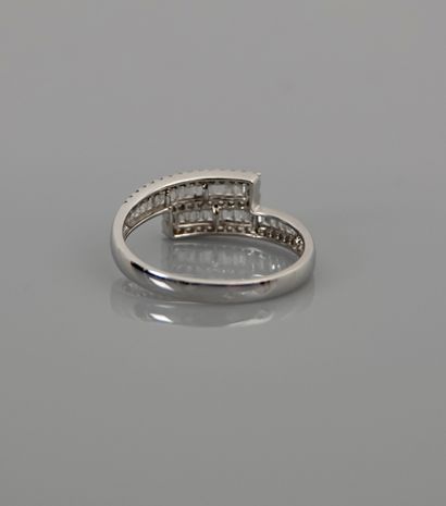 null White gold ring, 750 MM, highlighted with baguette-cut diamonds set in round...